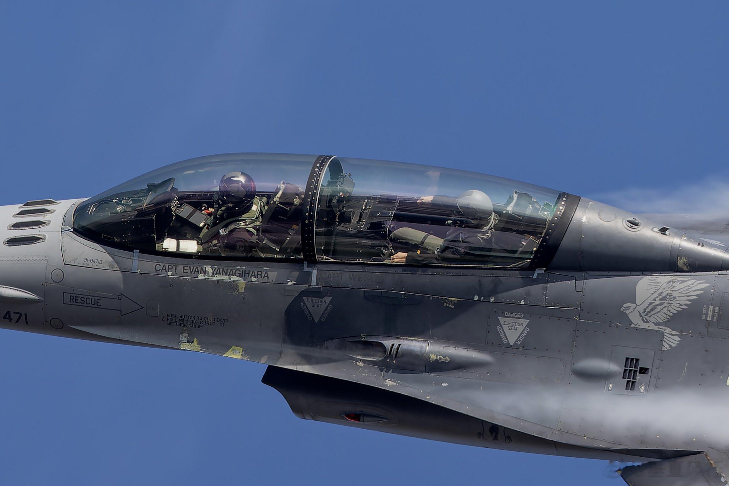 三泽基地的F-16，掉漆很严重#航空[超话]##武器装备[超话]# ​​​
