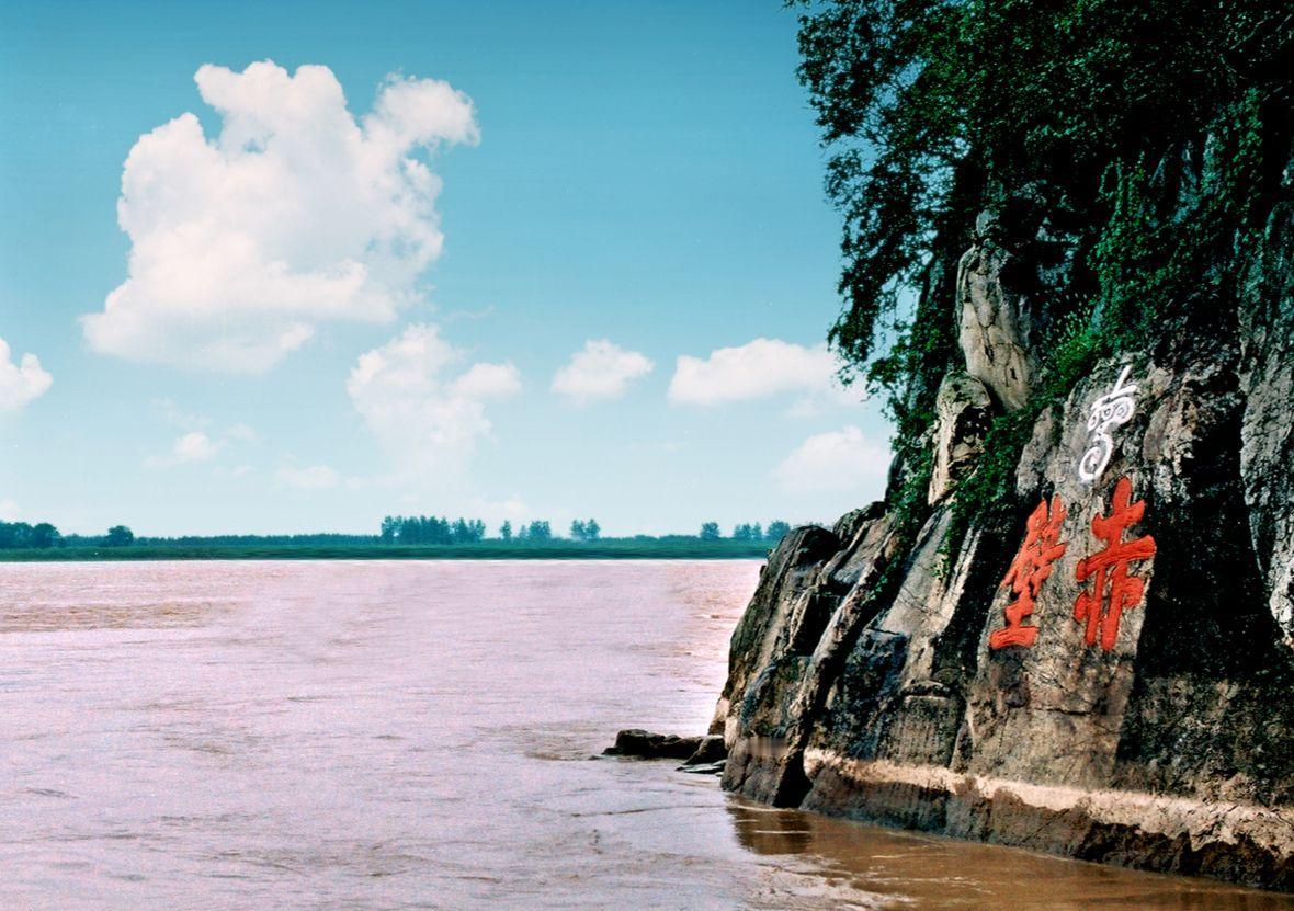 看到“千里黄河水滔滔”这一上联，瞬间被其大气磅礴所吸引。我认为下联可对“万仞华山