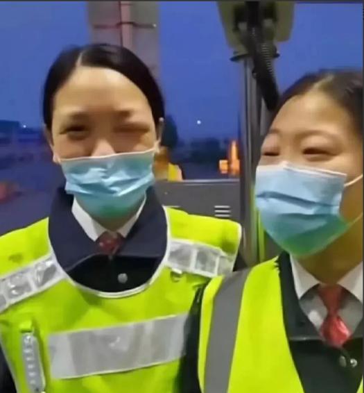 湖南，货车司机拉着一车蜜蜂箱转场，经过检查站的时候，被两位工作人员要求开箱检查，