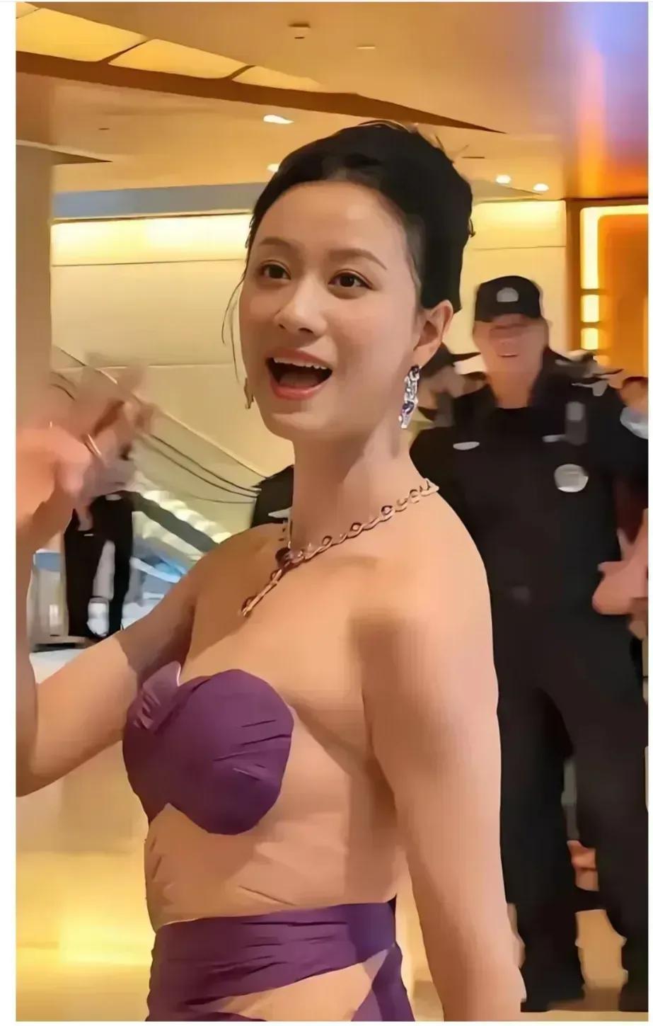 倪虹洁，脸蛋真是绝了，就是丑在了这衣服上，没想到快要五十多岁的倪虹洁状态竟然这么