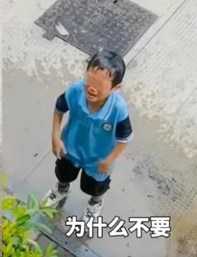 浙江一熊孩子在学校3楼拿水泼楼下的同学，不知羞耻还觉得好玩！谁料，妈妈把儿子领回