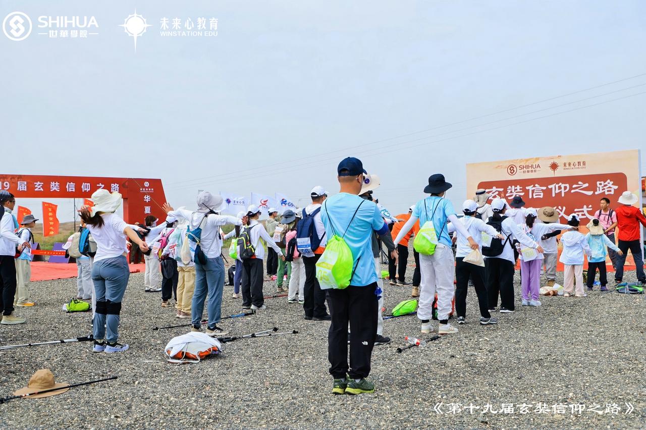 玄奘信仰之路· 信仰抵万难[碰拳]
路远，怕什么；日晒，算什么；
脚下戈壁千里，