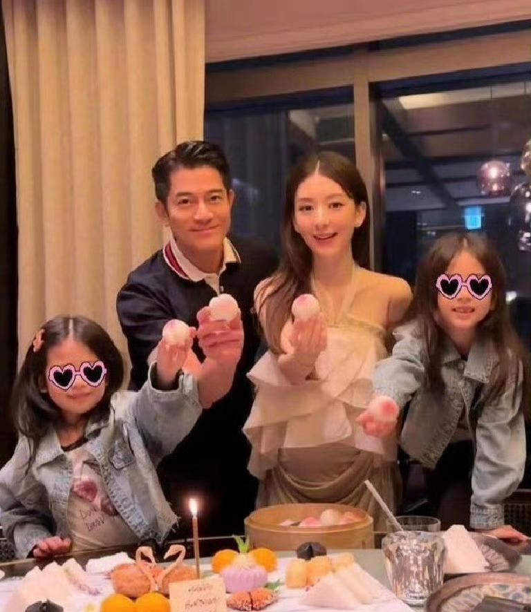 郭富城大概也没料到，在小女儿出生不久后，就被记者追问是否打算拼四胎。

这场景着