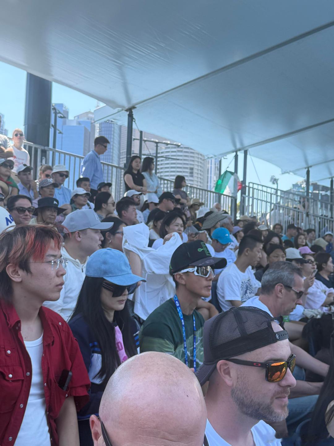 澳网偶遇吴尊和老婆澳网偶遇吴尊夫妇 澳网偶遇吴尊和老婆，有球迷上前合影，他全程笑