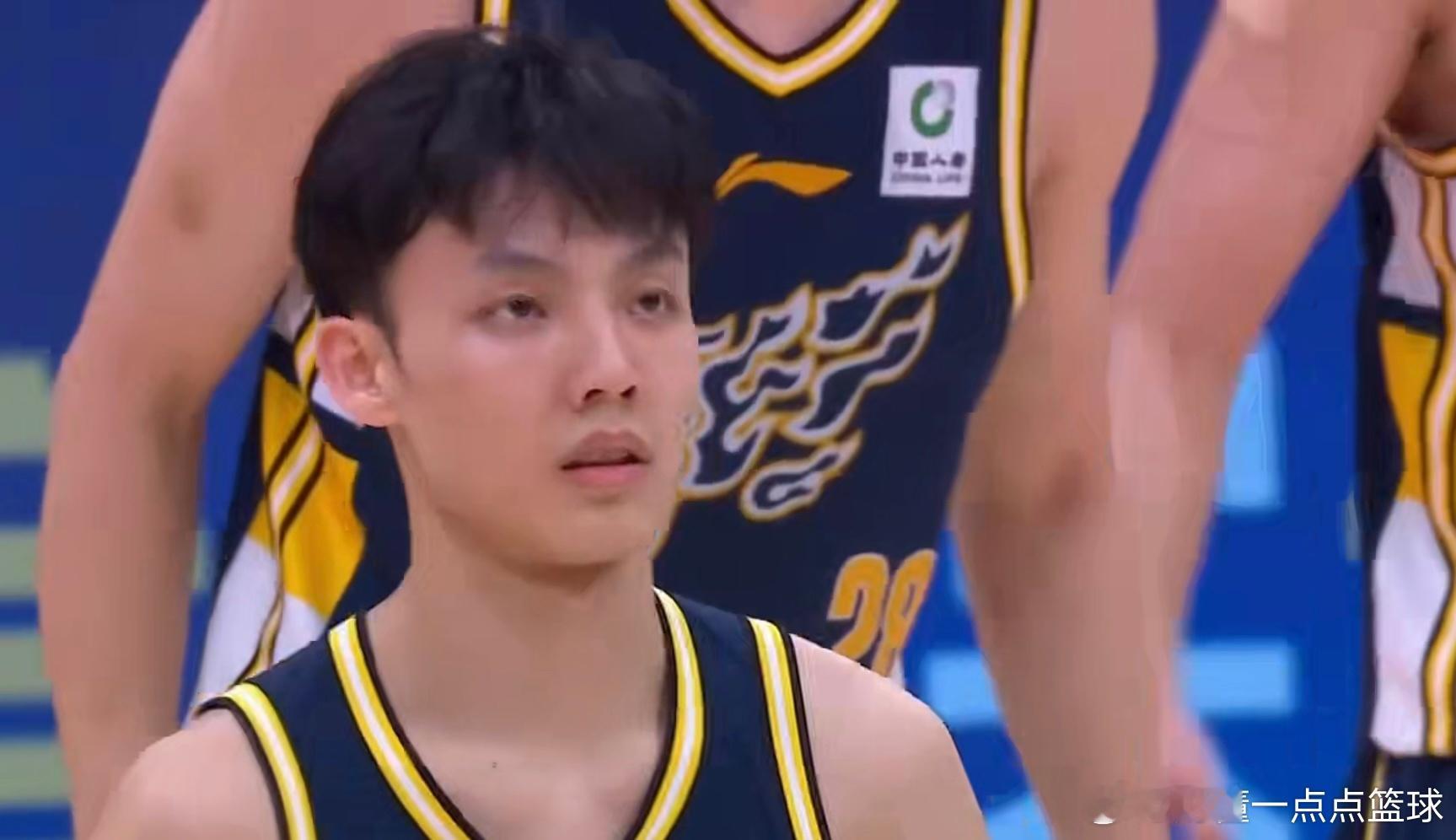 徐杰半场17分难救主！广东内线被法尔碾压，下半场怎么破局杜锋指导不舒服看病去了，