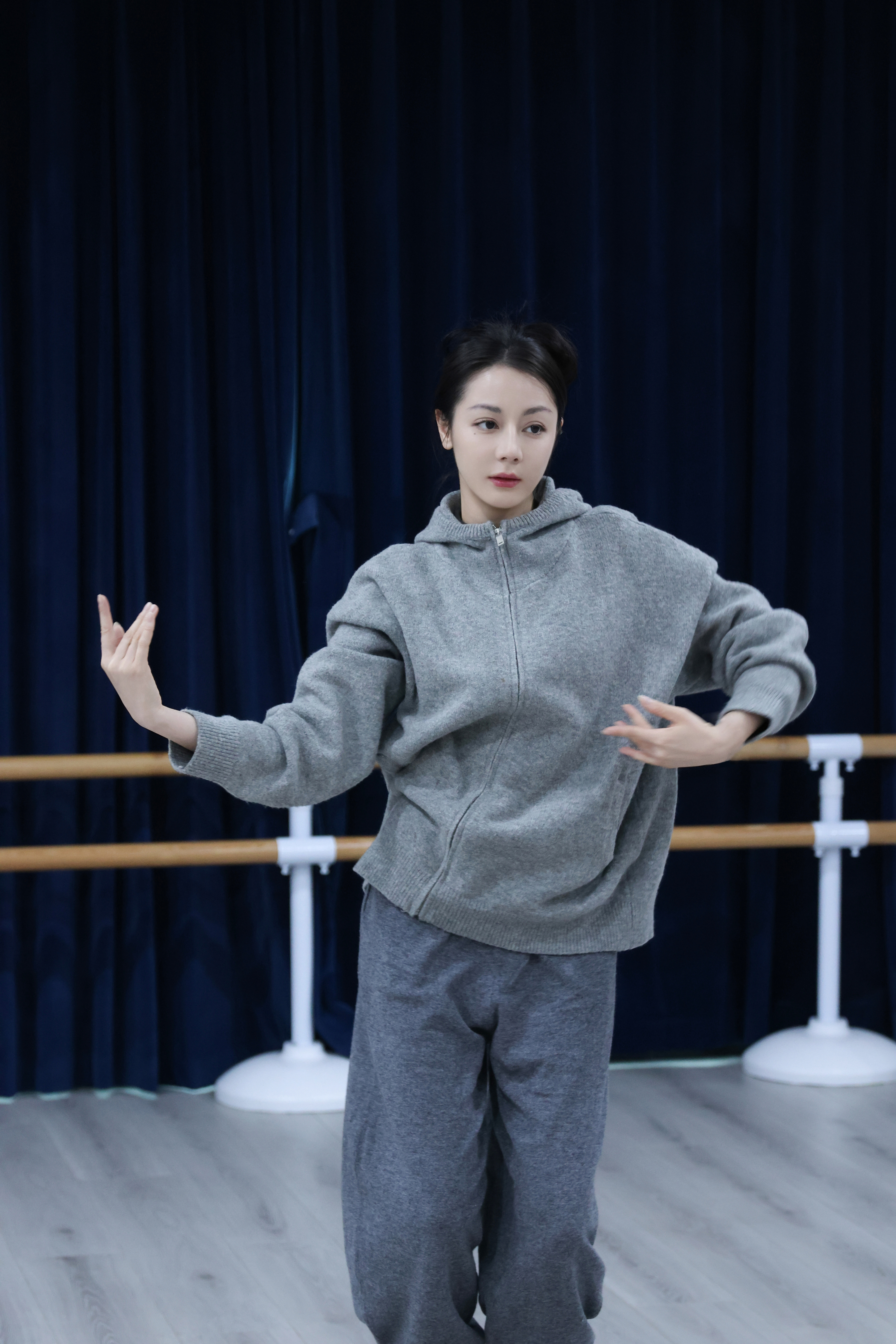 迪丽热巴 💙 策马扬鞭启新程，岁序更新万象明。舞室练舞花絮图送达～祝大家马年大