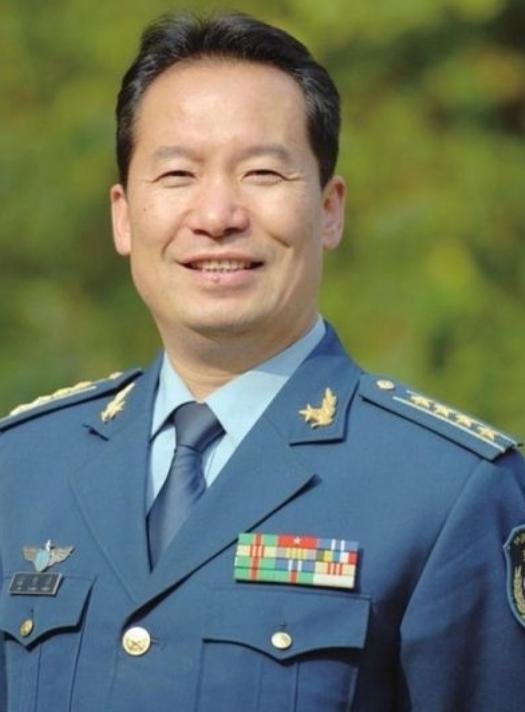 1987年歼6空中相撞，飞行员跳伞坠落深山迷路6小时，一声牛叫救了他一命。

1