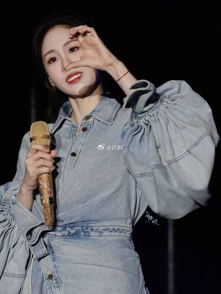 张碧晨和千名大学生大合唱 别人羡慕不来的校园福利，成都大学有了。张碧晨现场全开麦