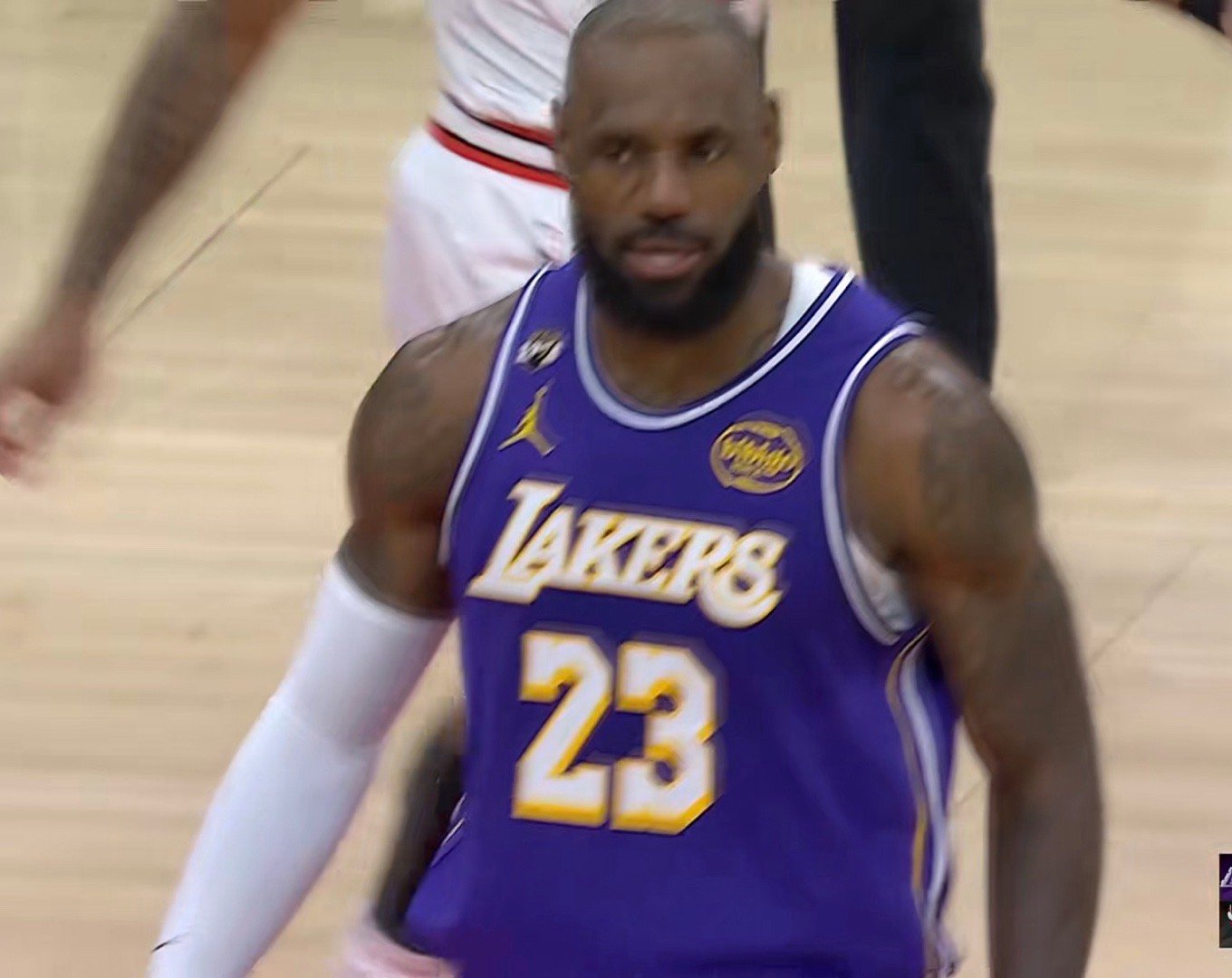 老詹今天状态是真好！已经13中9拿下20分2篮板！湖人vs公牛
