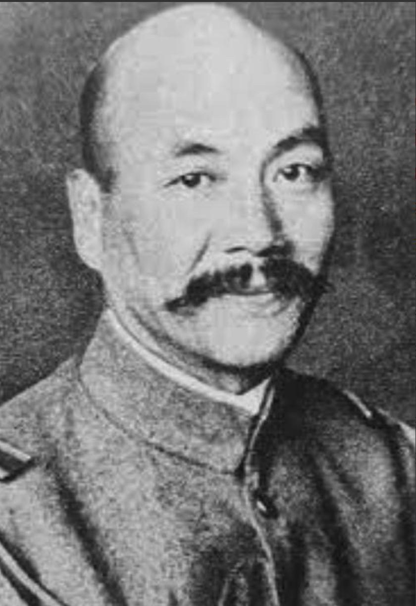 1942年,1中国炮兵正在擦拭炮弹，见大炮受潮，提议：“让我打一炮吧。”没想到，