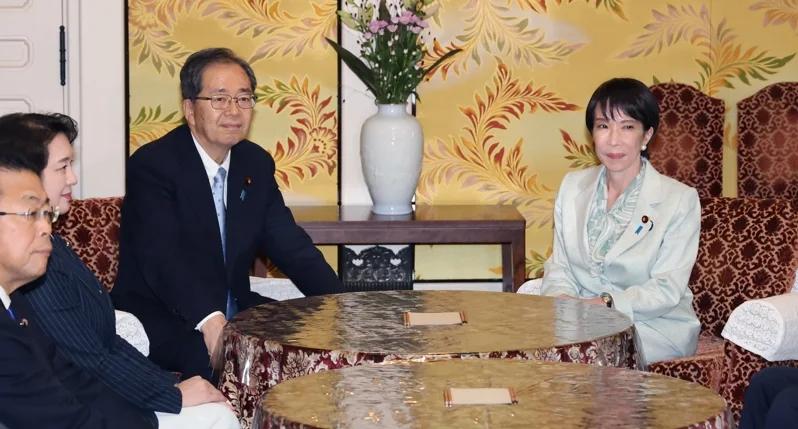 【高市早苗，撒由那拉！回旋镖来了】这个女人的爱好之一是参拜靖国神社，她知道里面供