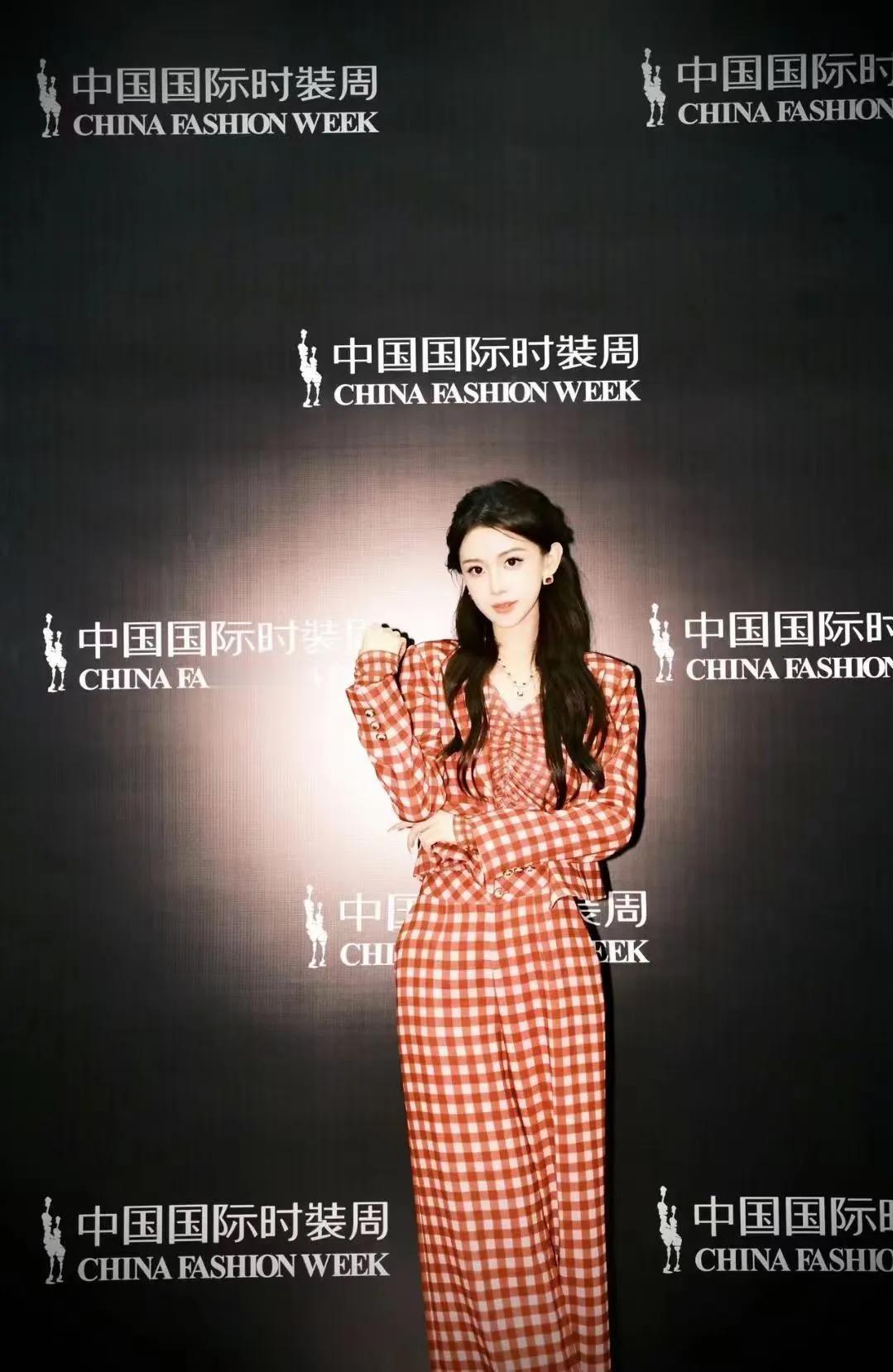 走过路过的帮忙看一下，同学聚会三十周年庆，穿哪套衣服比较合适呢？

今年国庆节高