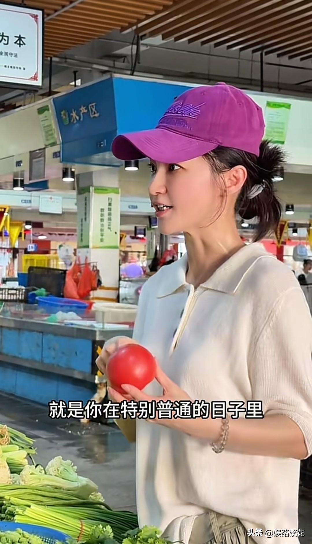 姚笛：就是你在特别普通的日子里，然后突然想起一个人。他说你连西红柿都不会挑，以后