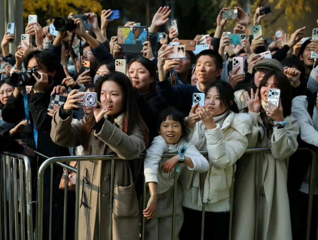 马克龙在川大，学生们的机型品牌挺多样的，是好事啊，但部分自媒体拿着图一就宣布赢了