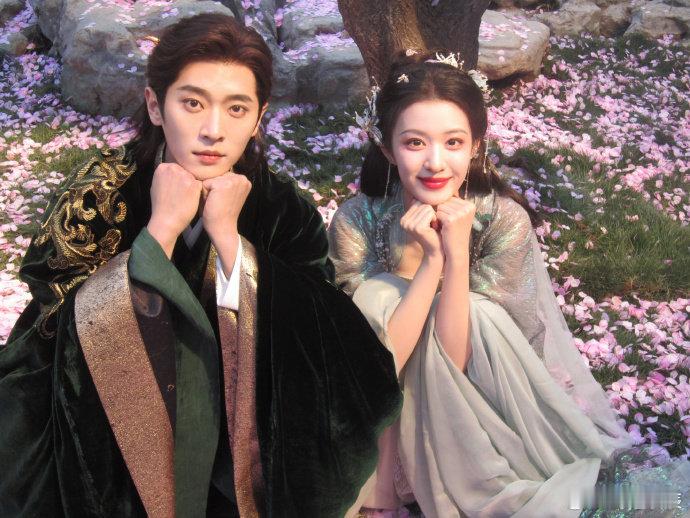 王楚然丞磊吻戏是现挂的王楚然丞磊吻戏居然是现挂！走戏时的即兴互动甜度拉满，鱼蛋C