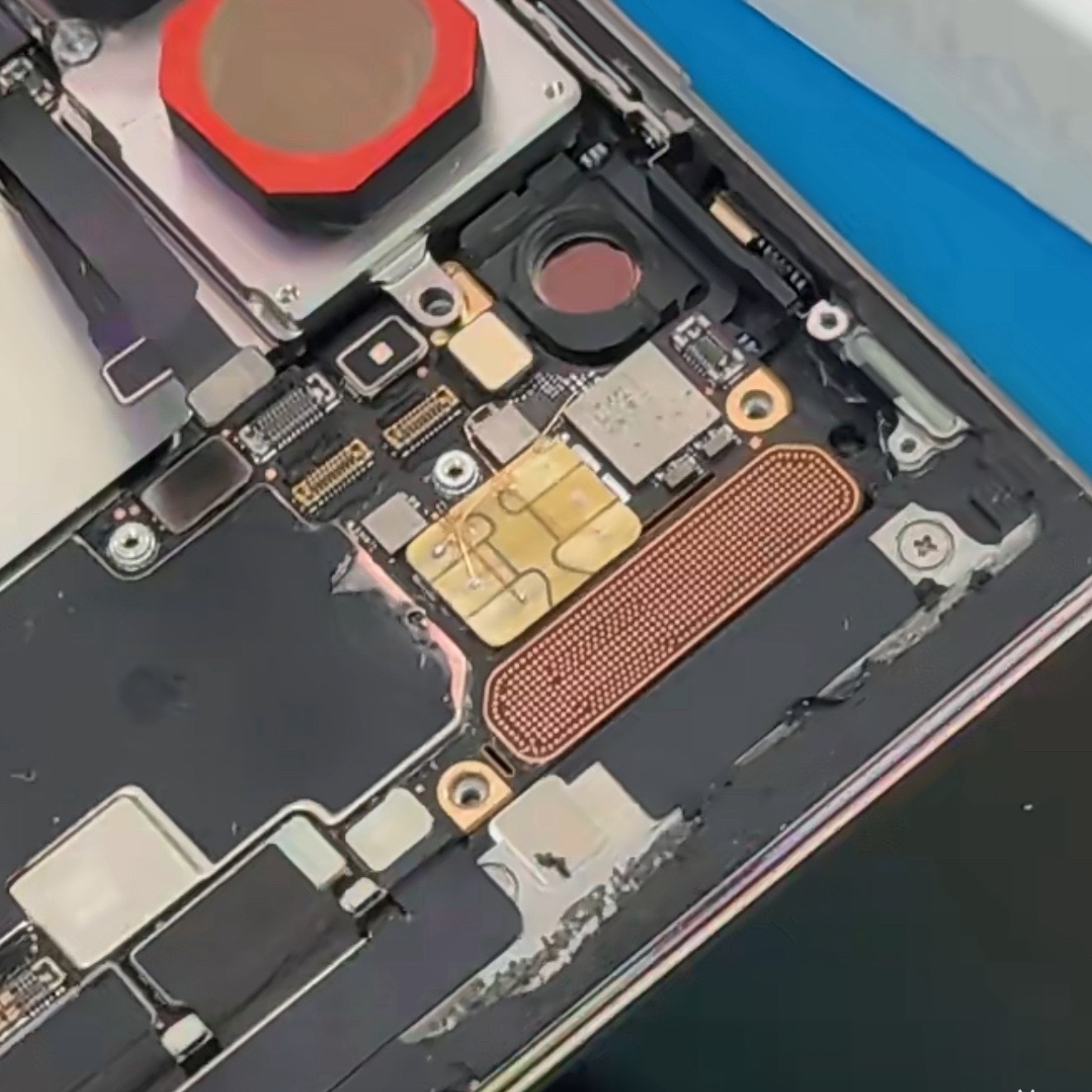 iPhone Duo首销当天，SIM卡点位已被华强科学家发掘。内部空间足以塞入两