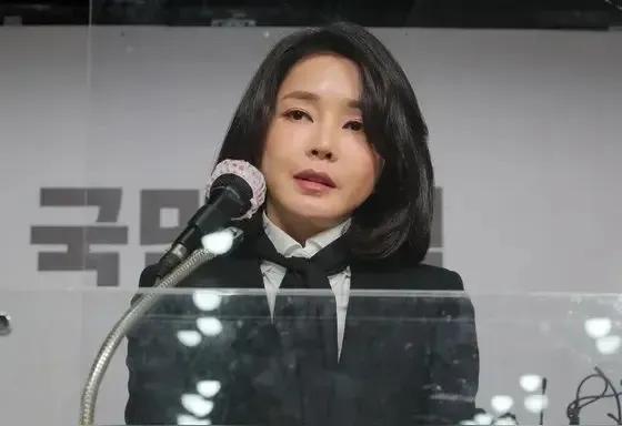 在韩国，颜值即正义！
韩国总统夫人金建希躲过一劫，涉及调查她操纵股市的法案被国会