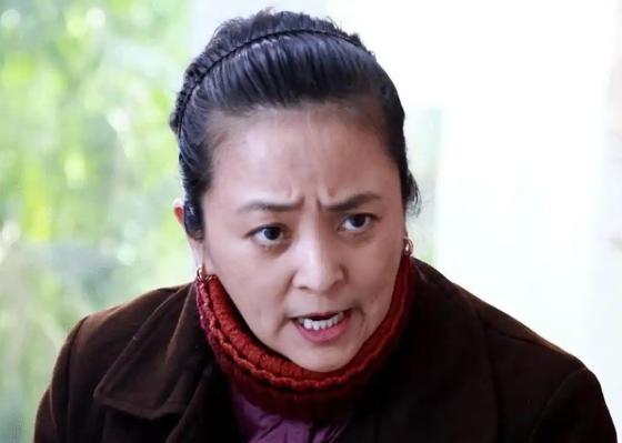 一婚嫁给了日本人，二婚嫁给了美国人，三婚又嫁给了法国人，反正死活不找中国男人，如