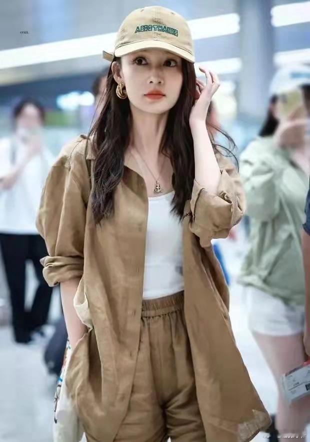 李沁机场穿搭杀疯了！这松弛感谁扛得住！ ​​​