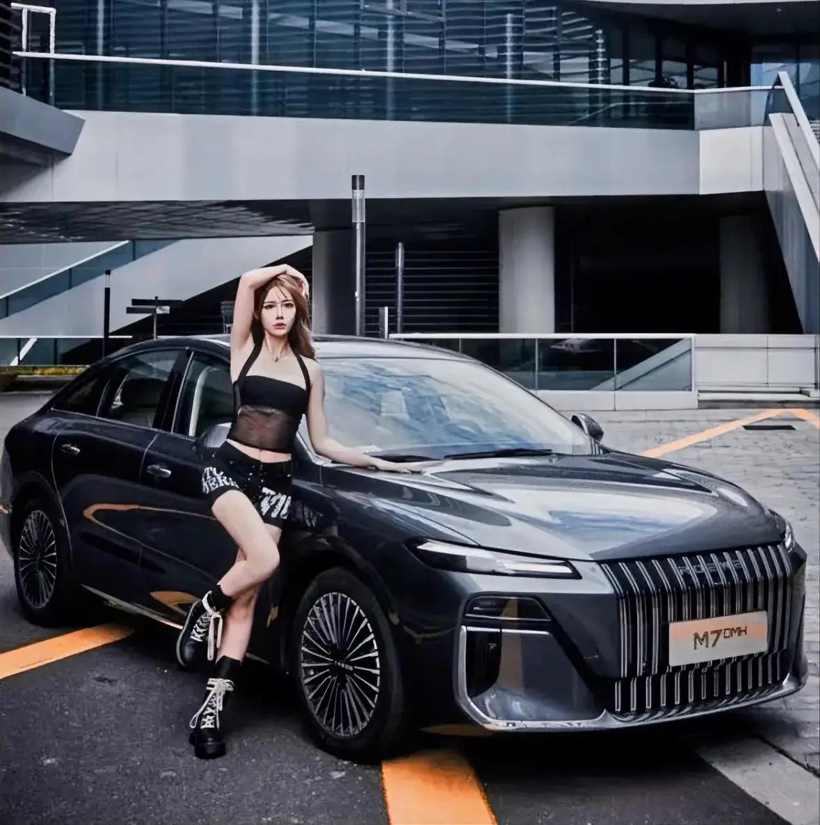 听我一句劝，现在的人买车：
40％的人——买混动车
30％的人——买燃油车
30