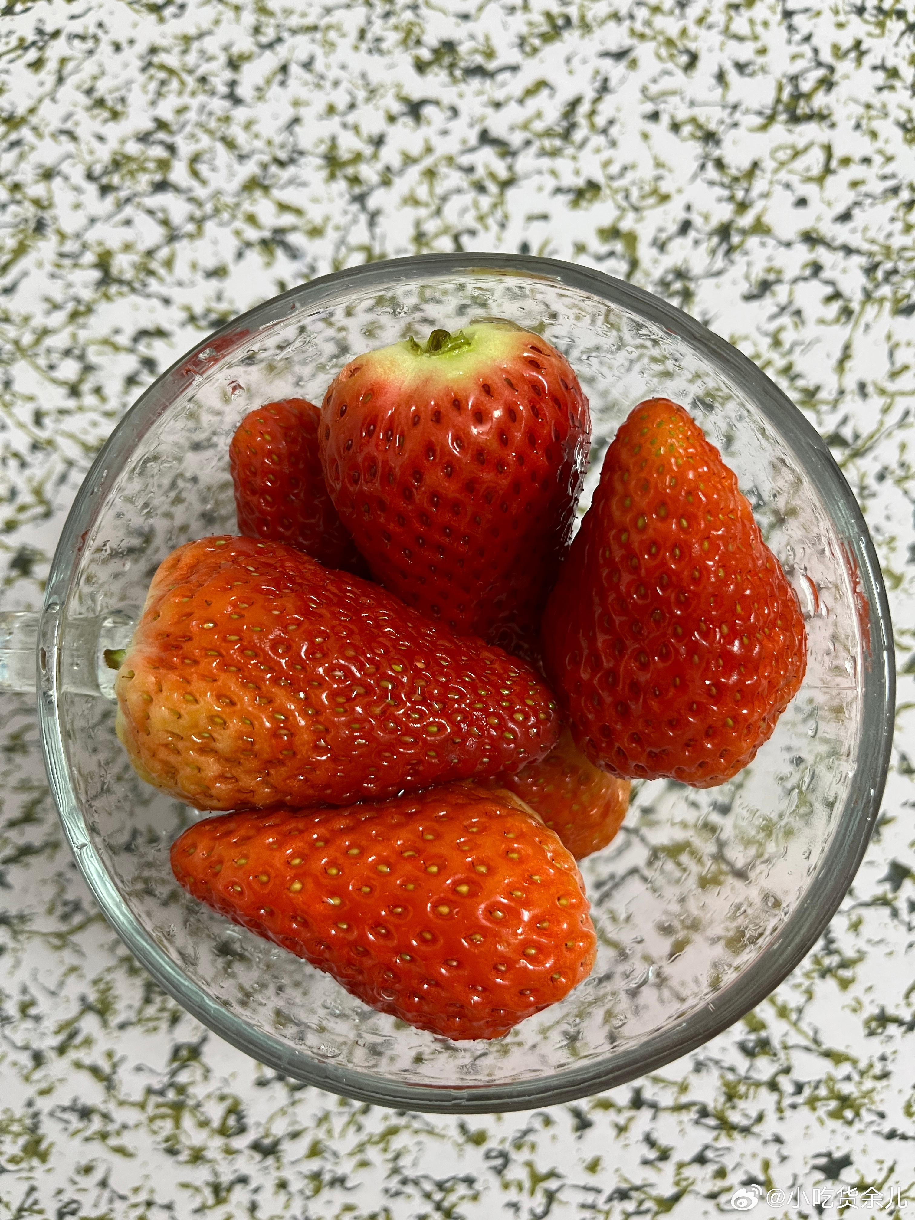 饭后水果草莓，早上去买菜买的，我在挑的时候还要23.8一斤，等我快挑好就降价了，