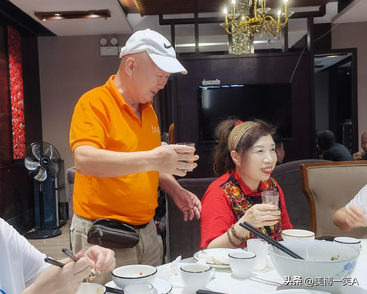 这对男女之情，被当场记录。
6月21日父亲节的中午，一对男女情不自禁在衡阳市王府