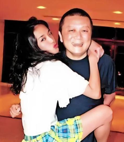 67岁王朔谈现状：只能死在北京，但女儿不让死屋里，怕房子不好卖

清晨的阳光透过