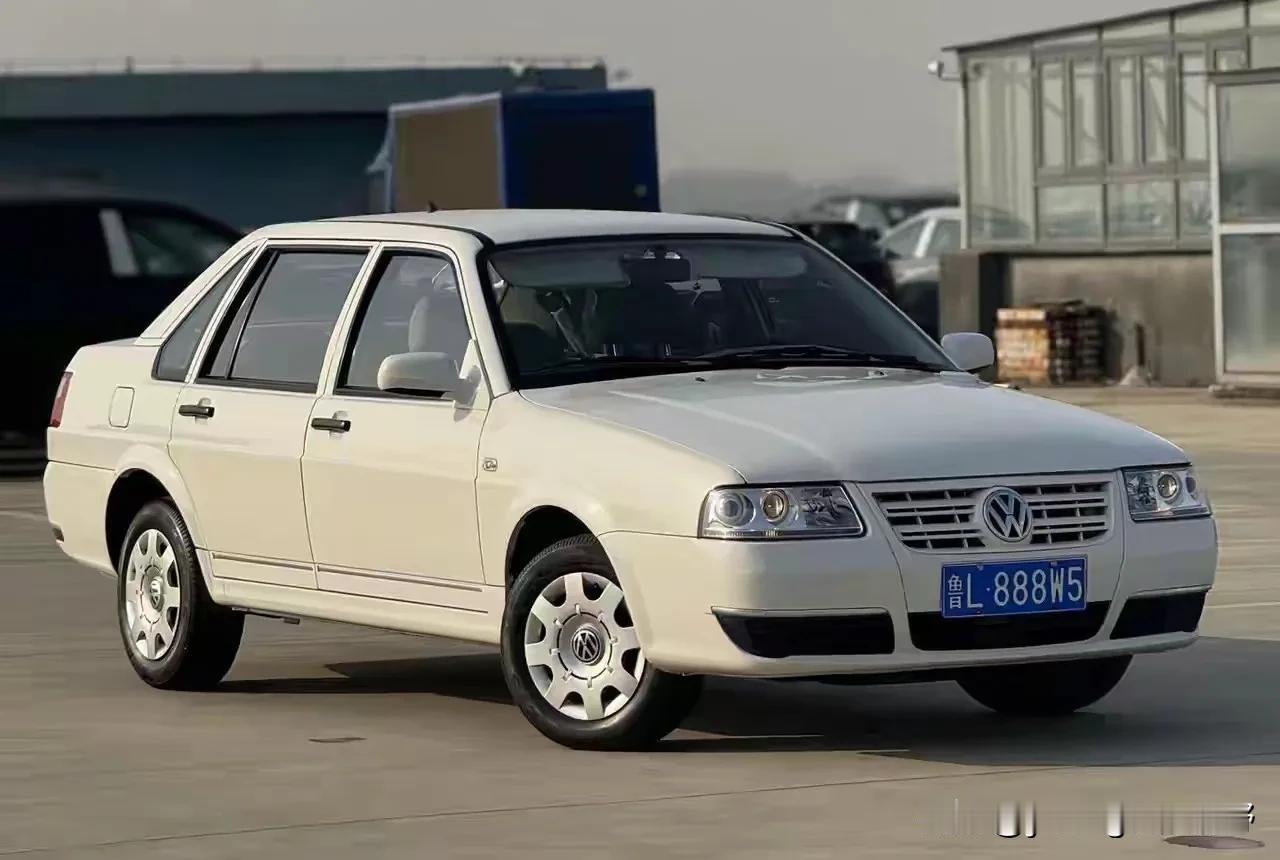 这台白色的桑塔纳志俊真漂亮。桑塔纳志俊也是一款经典轿车了，于2008年时正式上市