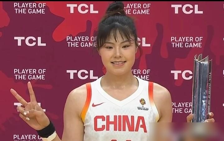 中国女篮赢了马里13分，但这更像是一场被内线天赋强行捂住的集体平庸。
李月汝只