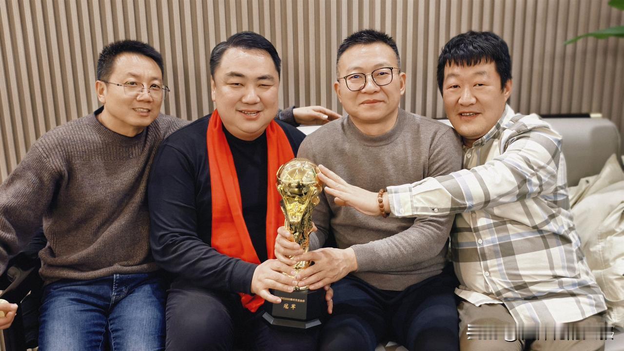 【从苏超冠军，到泰超冠军，海陵一脉传承】
2025年泰州夺得苏超首届冠军，成为黑