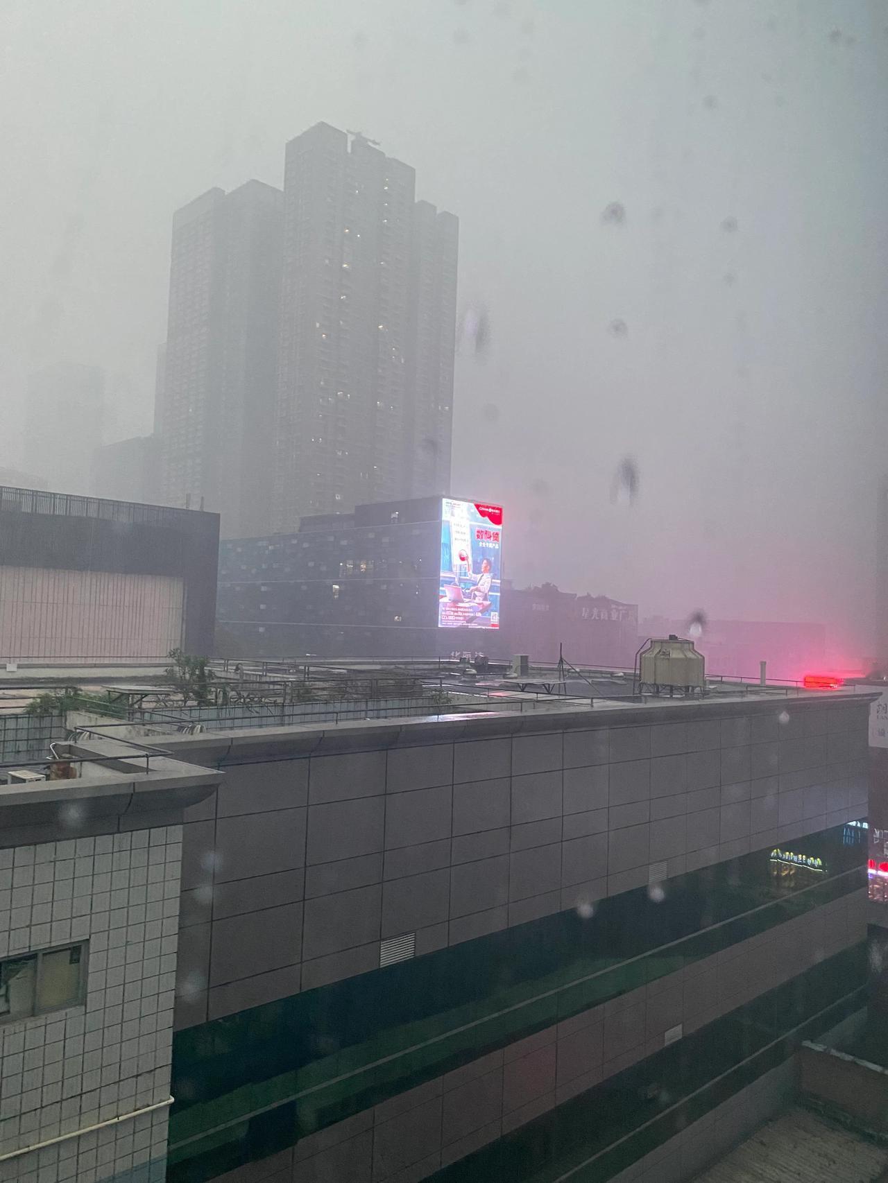 #秋日随记#
此刻的罗湖，乌云密布、电闪雷鸣、漂泊大雨即将来临，空气自动降温装置