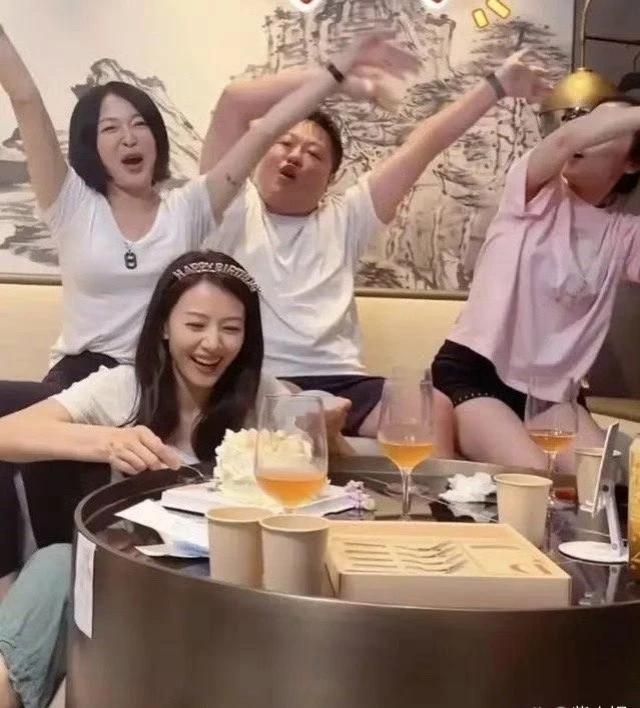 高圆圆过生日又火了一把，没想到快50岁了，素颜还是这么年轻，真心让人羡慕！