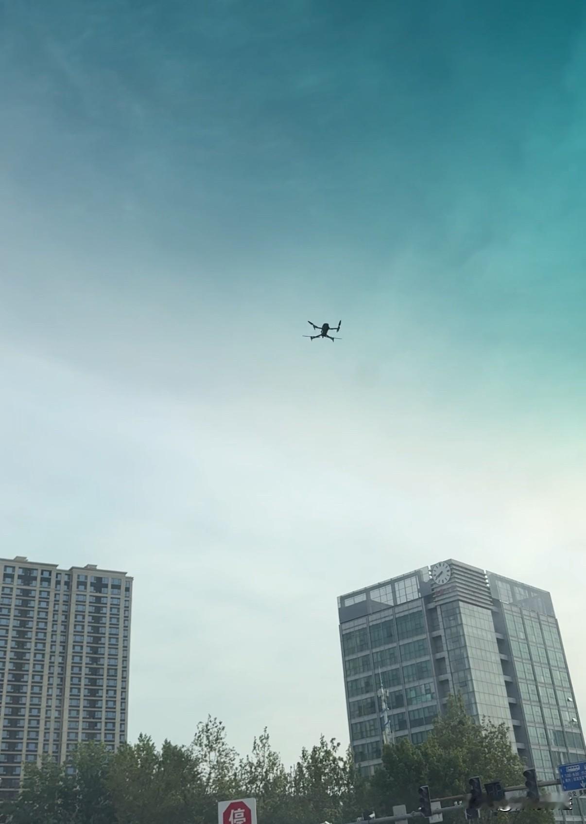 今天早上在东风路长城大街路口发现一个飞得很低的无人机，感觉像是交警的，但是并没有