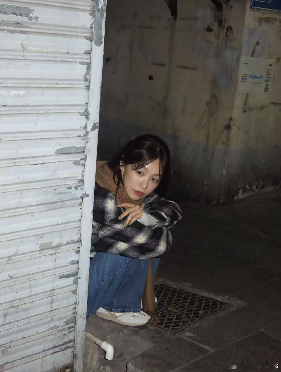 徐梦洁古早台偶女主那味儿 格纹元素和牛仔裤的搭配经典不过时，加上她的甜笑，画面顿