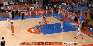 萨林杰扔球砸裁判，是怎么回事？
从图中看到，萨林杰只是随手一扔，估计是想把球扔给