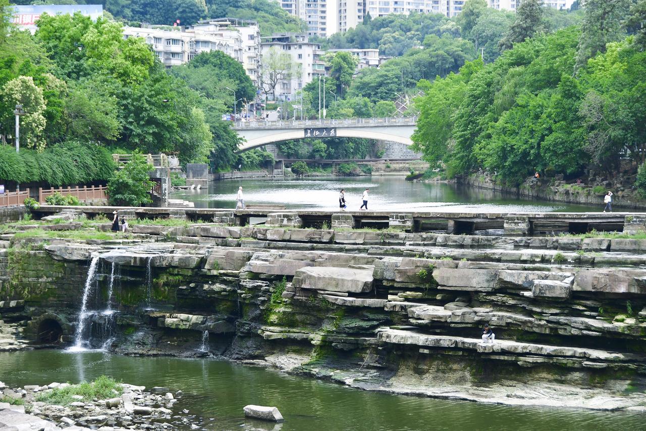 以前觉得，重庆、四川的太阳不毒辣，可今天穿短袖去了趟自贡才发现，原来真的很毒，因