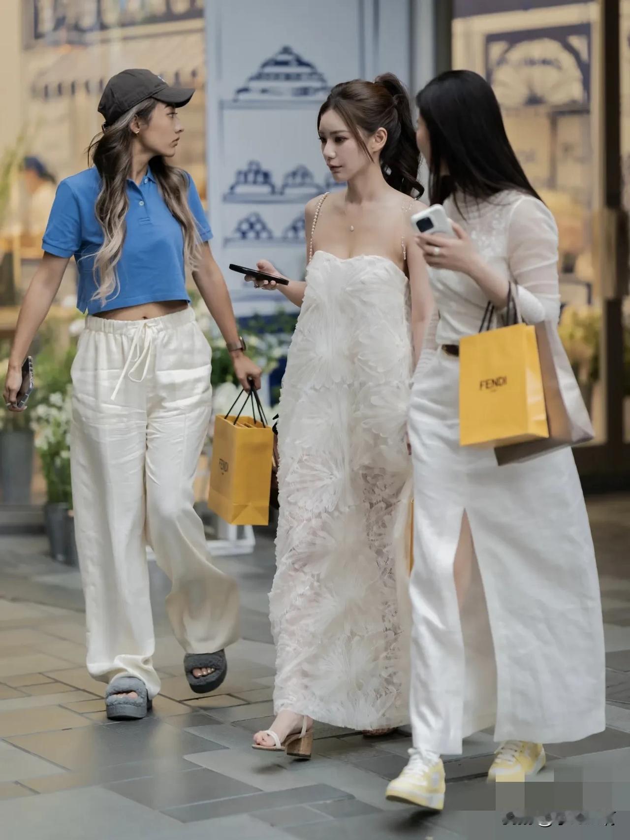 婚后的马筱梅开始放肆做自己了。马筱梅和汪小菲结婚后在三里屯逛街被偶遇。这是结婚了