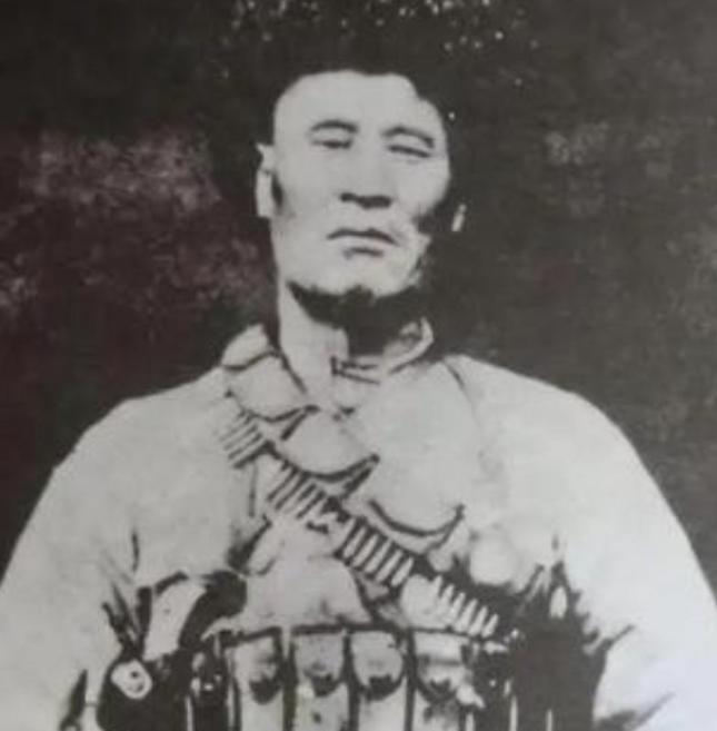 1949年，我军追剿马家军溃散匪帮途中，号兵杨忠孝击毙一名装束异常的匪徒，身旁战