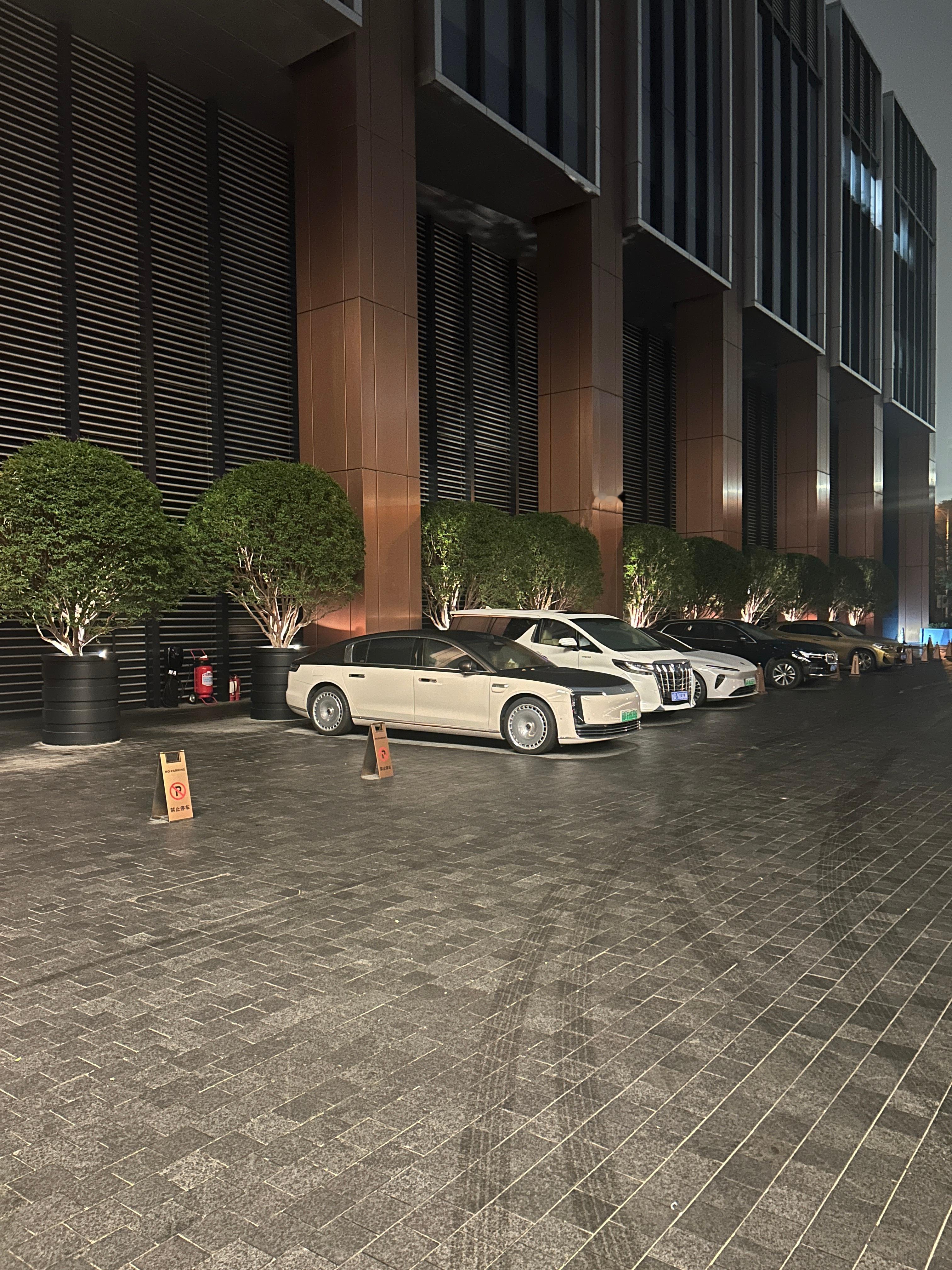 厦门的尊界这么多吗今天还见了辆黑色 