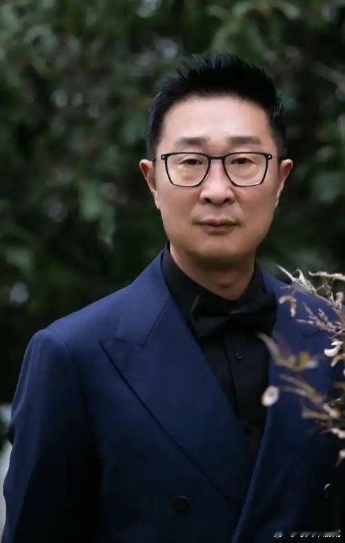 林永健舒适得像在演我周末  看林永健靠在沙发上，突然懂了周末的意义！工作再忙也得