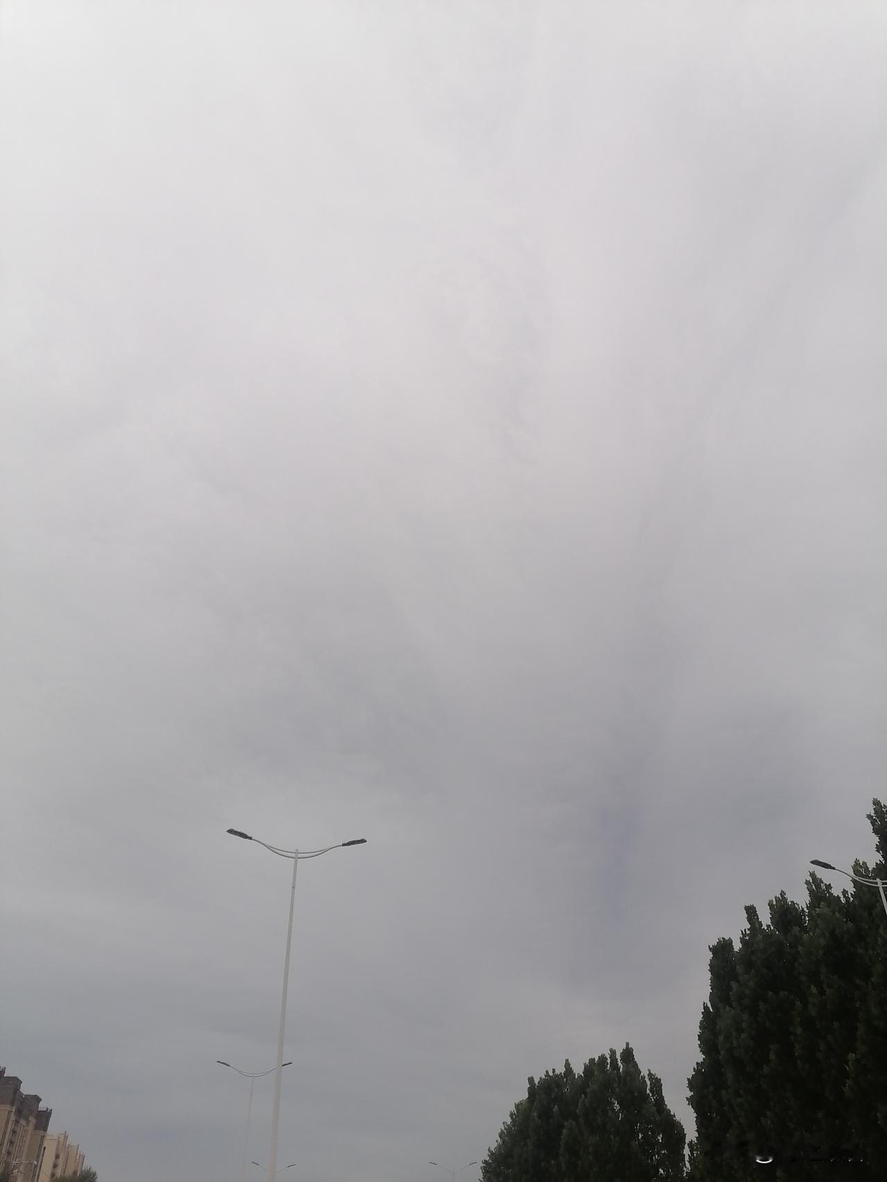 8月28日北京天气，早晨至白天阴有阵雨转多云，最高气温24℃；
夜间多云转晴，南