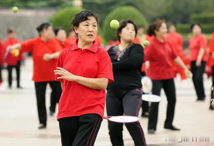 都说运动有益健康，可有时候过度运动反而伤血管。就像68岁的李大爷，为“练出效果”