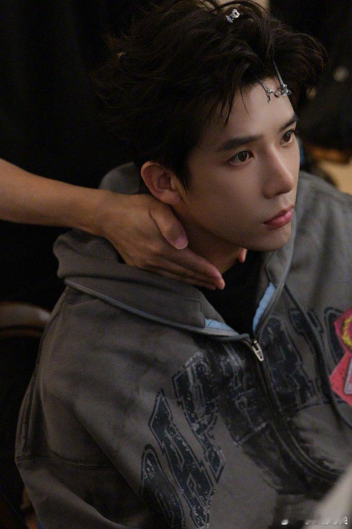 王安宇你轻点帅笑起来超甜，随便穿穿都有贵气感，拜托帅哥收敛点魅力，真的扛不住啊！