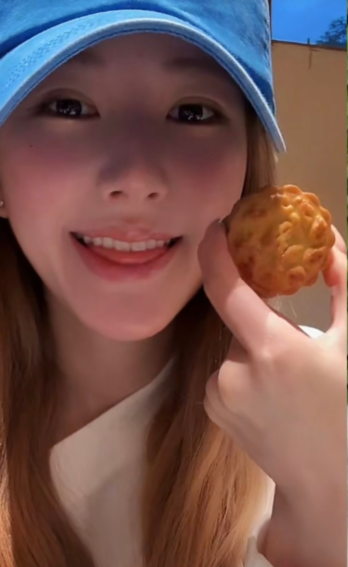 孩子似乎很喜欢吐舌头拍照😛 