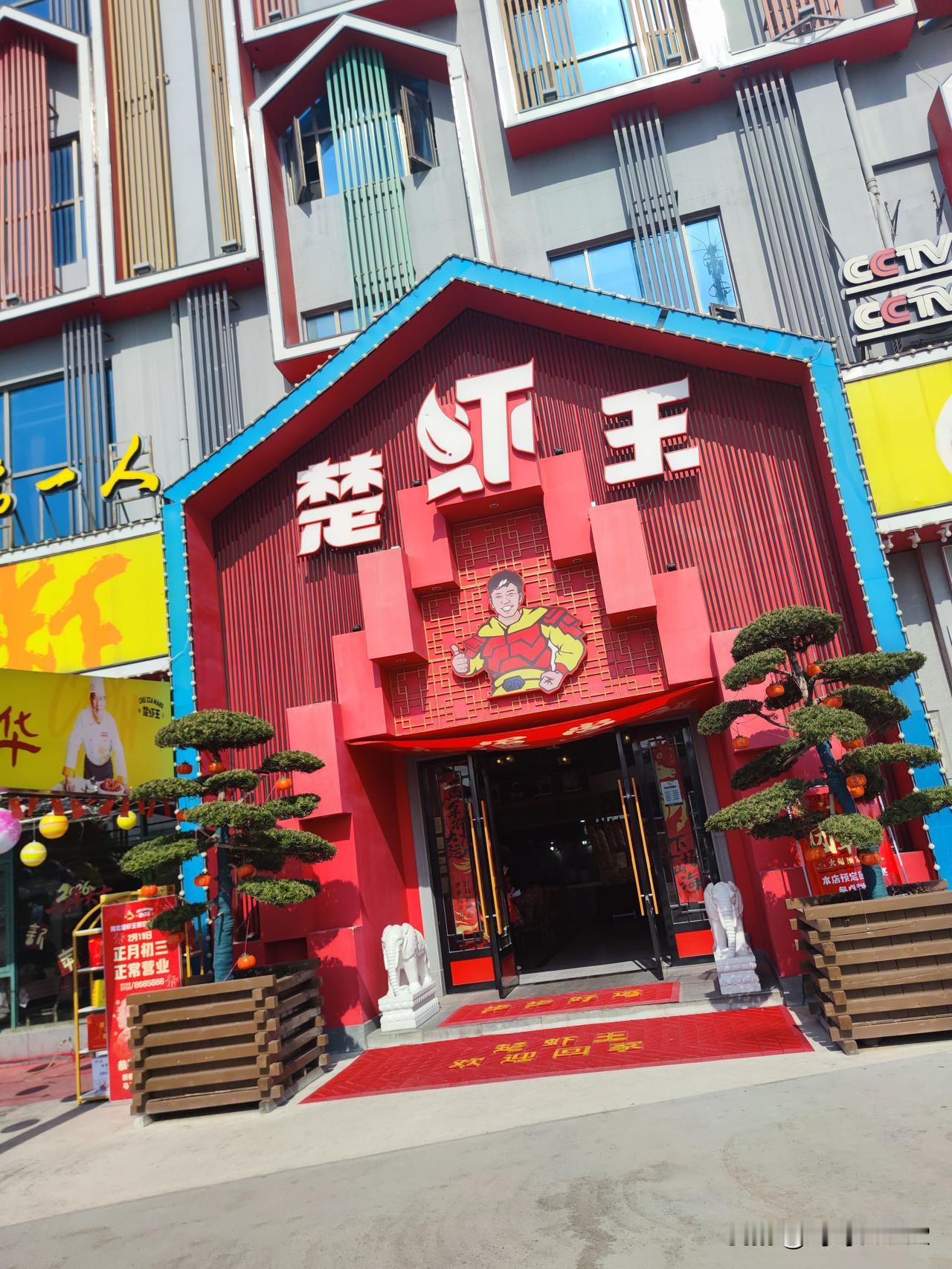 幸福是疲惫一天后回到家，爱人端上的一碗热汤，孩子扑来的一个拥抱；是奋斗多年后实现