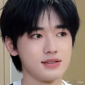 我说ai不能替代宋亚轩吧 宋亚轩太有梗！专注画自己头像的珍珠衣服，沉浸在专属抽象