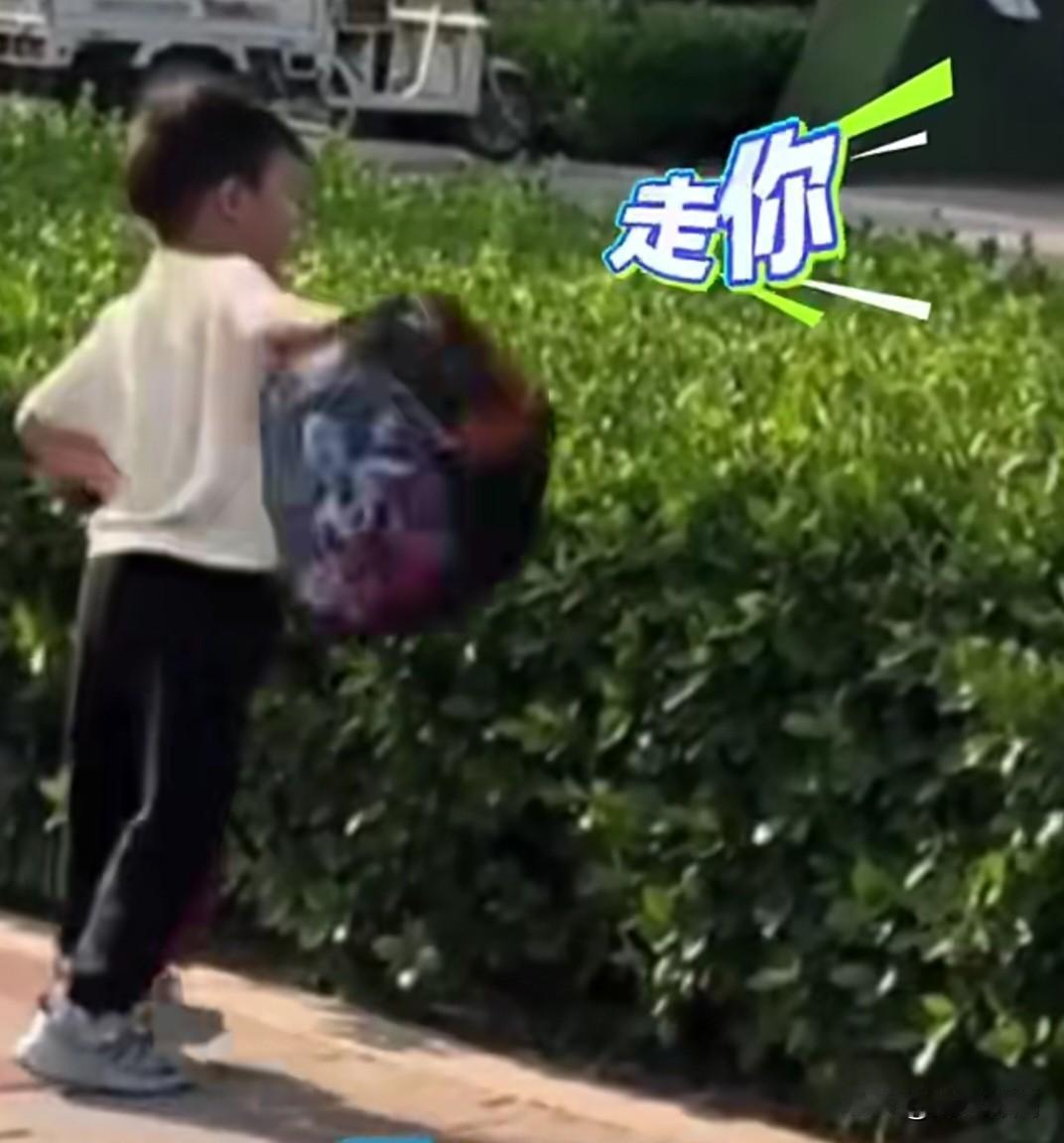 河北一小学生为逃作业，一月9次丢书包课本，妈妈跟踪才拆穿真相。
 
近日，河北一