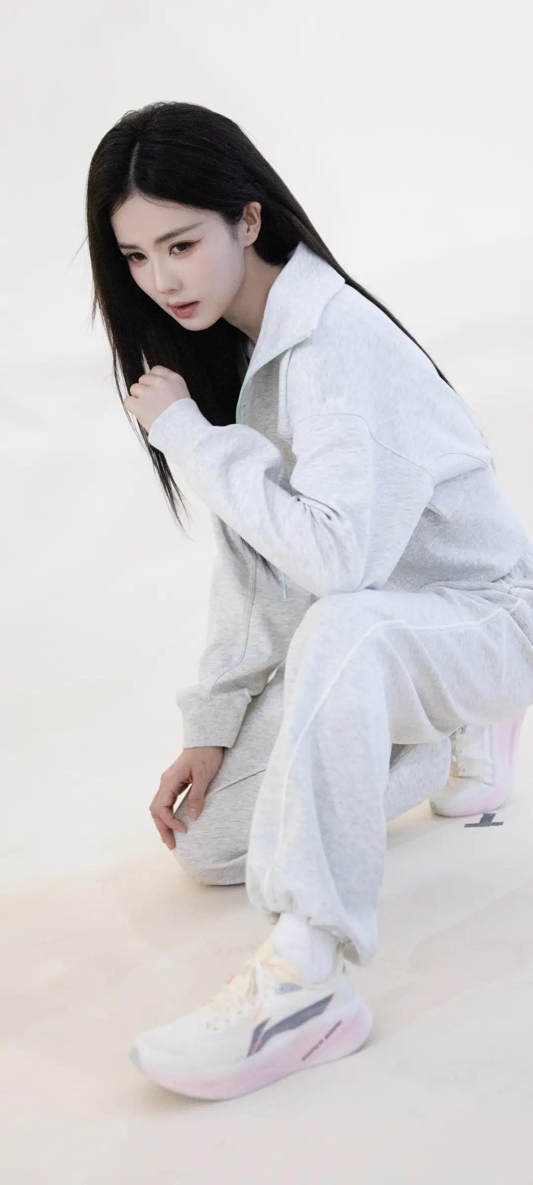 美女壁纸～白鹿，褪去华裳，回归本真。简约灰调，藏不住松弛高级感，自在随性，亦是别