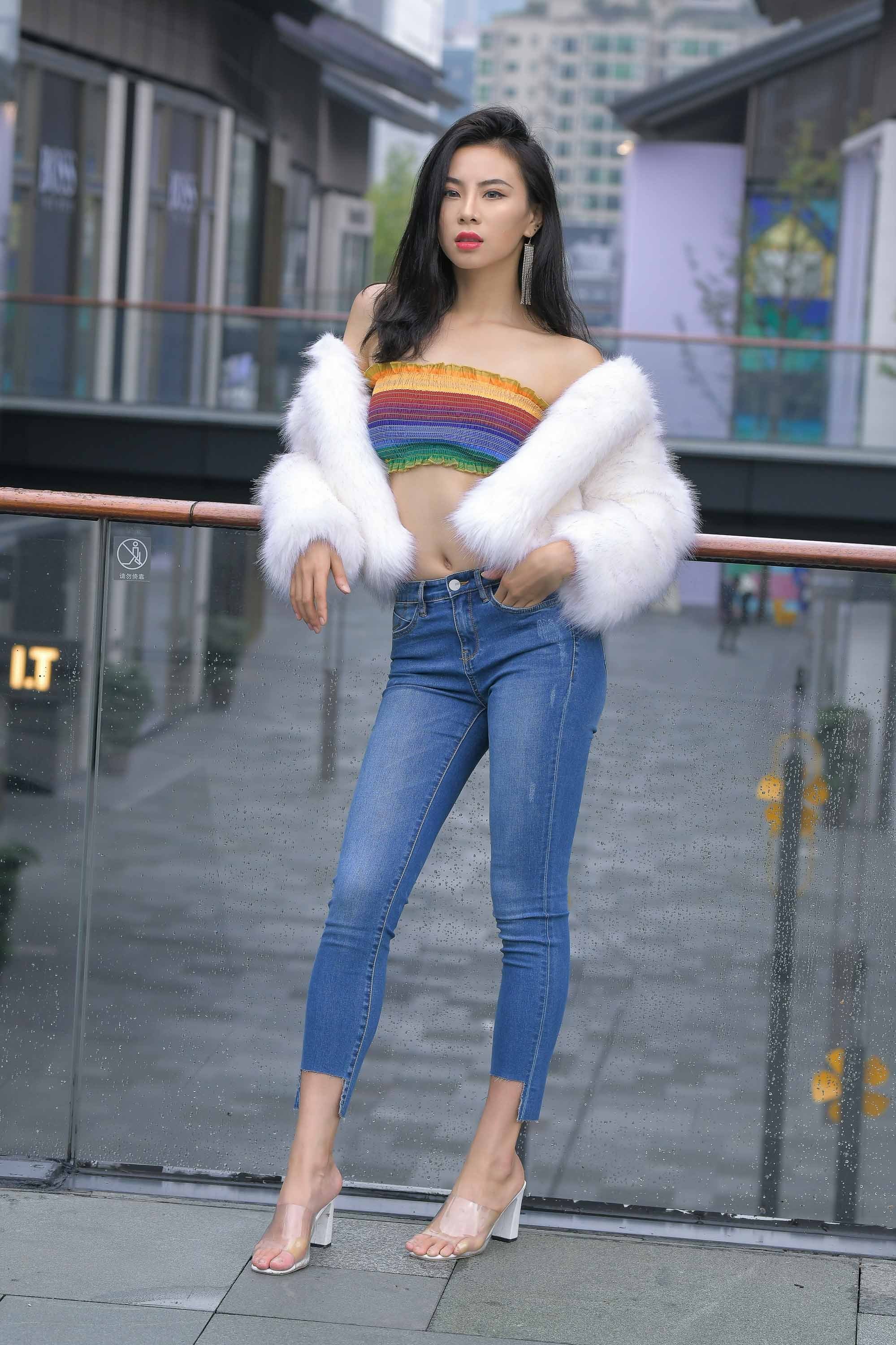 红唇微启含笑意[色]美艳动人令人夸 ​​​