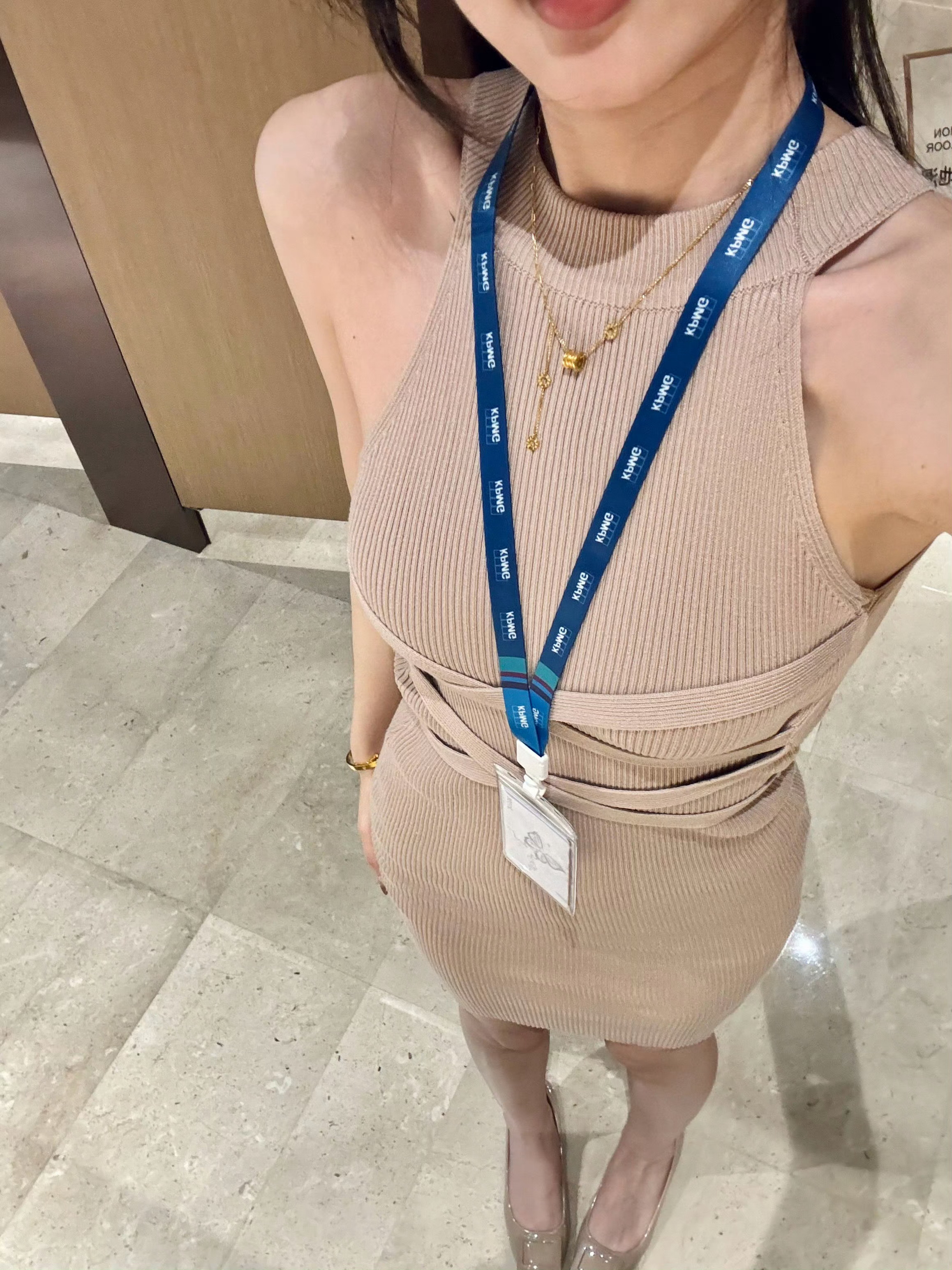 可爱在性感面前不值一提    